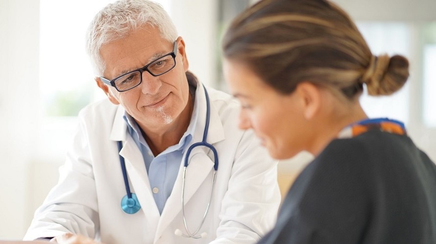 Arzt im Gespräch mit Patientin Arzt im Gespräch mit Patientin